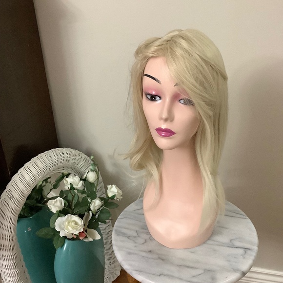 NEW Beautiful Blonde Wig - Picture 1 of 12